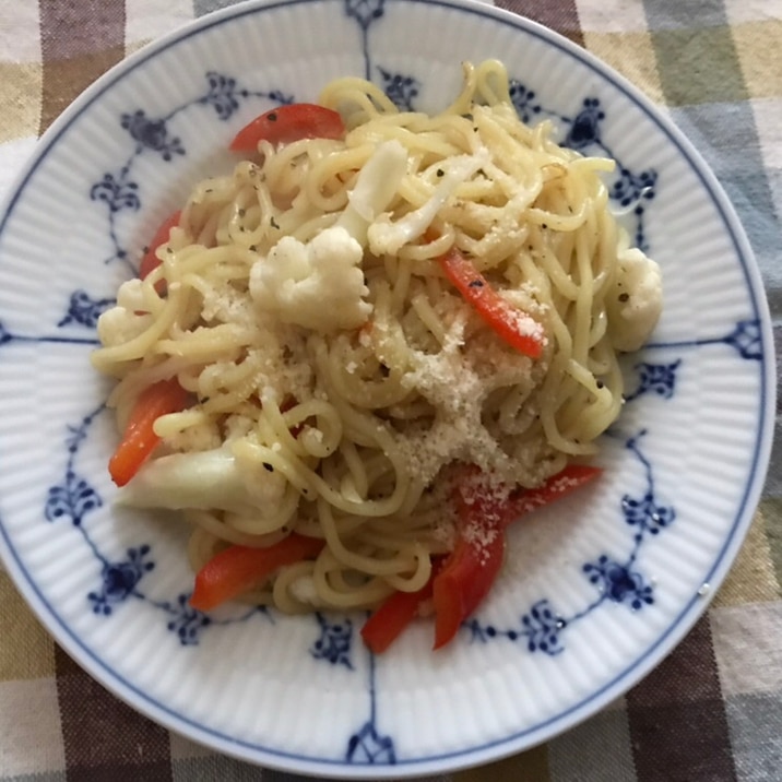 カリフラワーとパプリカの粉チーズ焼きそば